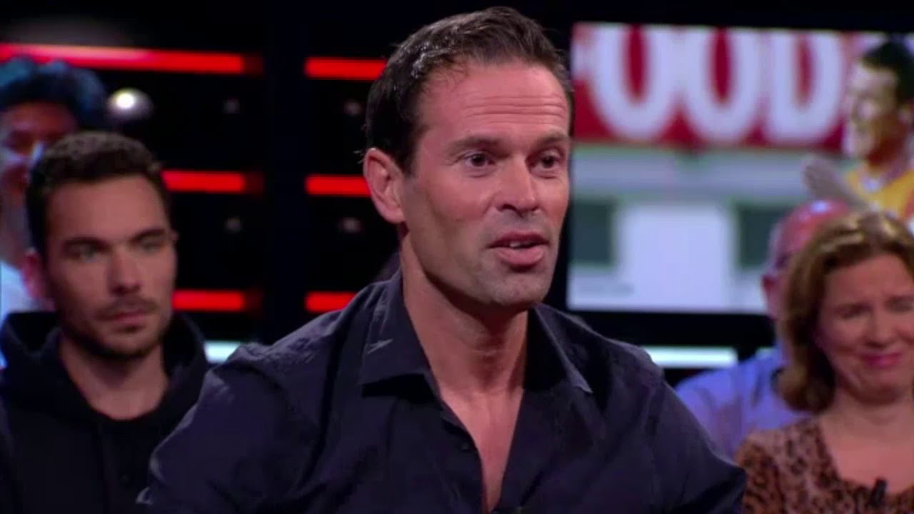 Bas Nijhuis praat met spelers over vissen. (DWDD)