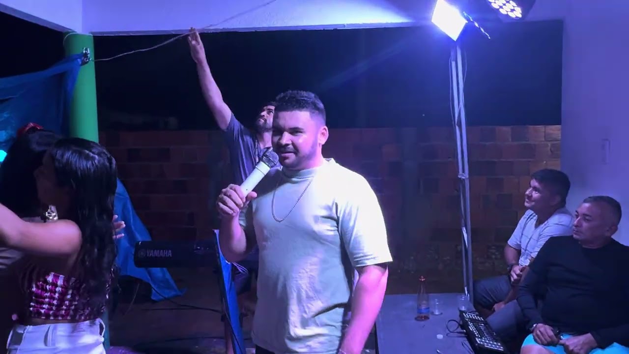 Eudes Brandão cantando forró pra galera de paracuá interior de uruoca 