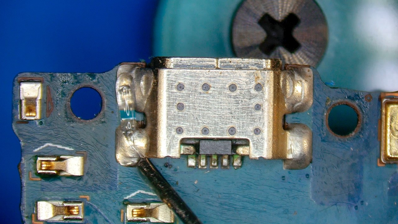 Como Trocar Conector de Carga com Ferro de Solda