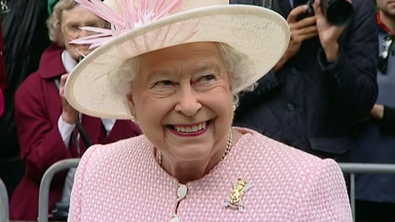 Queen arrives at Balmoral Castle to begin summer holiday