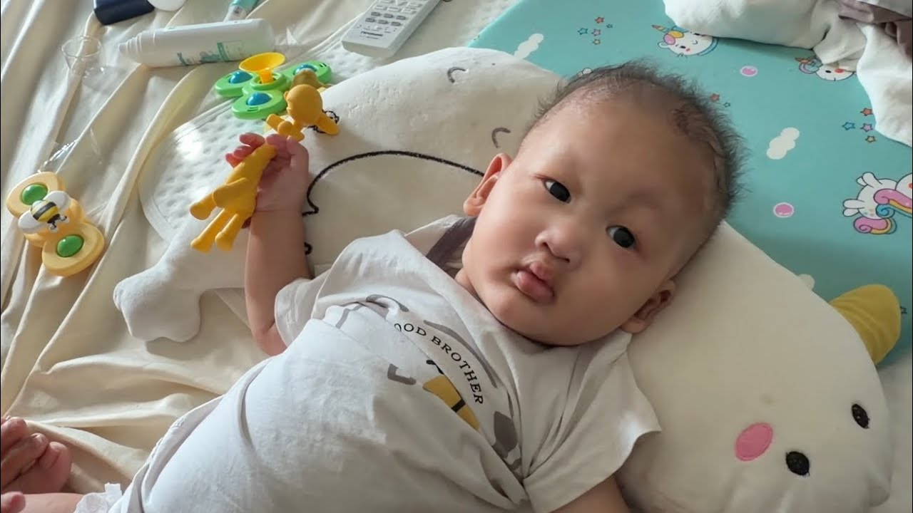 Bà cố mua đồ chơi cho Sói