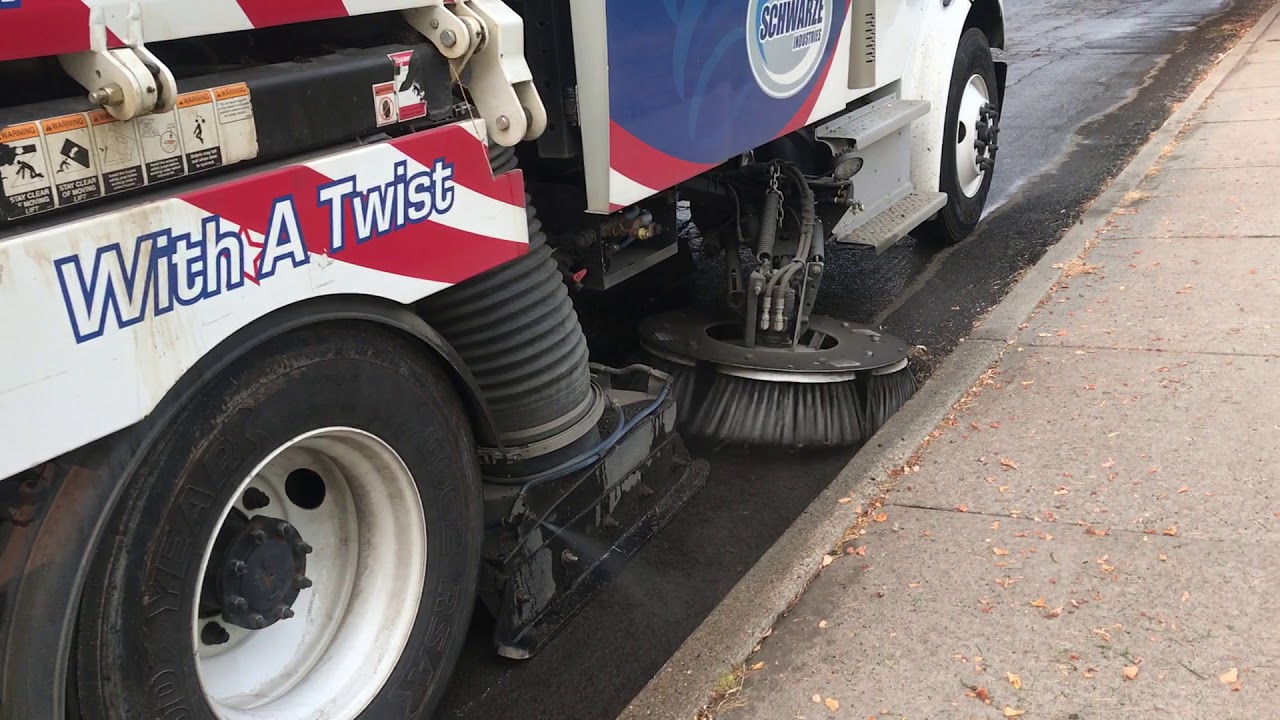 Schwarze A8 Twister Street Sweeper Demo