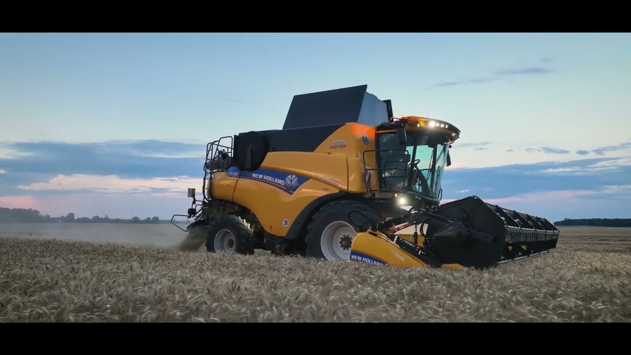 Harvesting New Holland CR 8.80 Combine