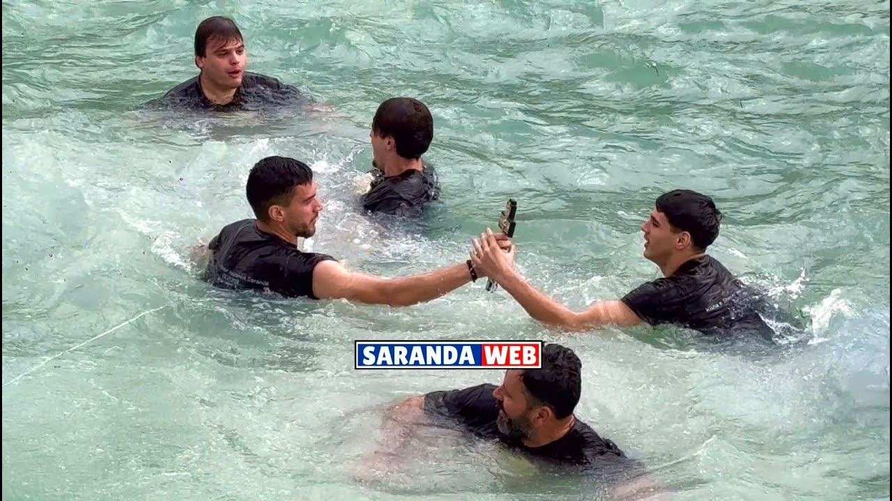 Andrea Baruta kap Kryqin e Shenjtë në Sarandë Ditën e Ujit të Bekuar
