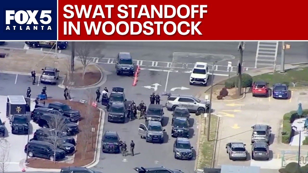 'Someone's in there with a gun': Woodstock shop standoff | FOX 5 News