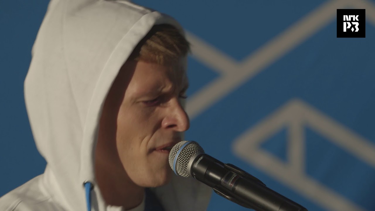 Sondre Justad spiller sin nyskrevne låt, 