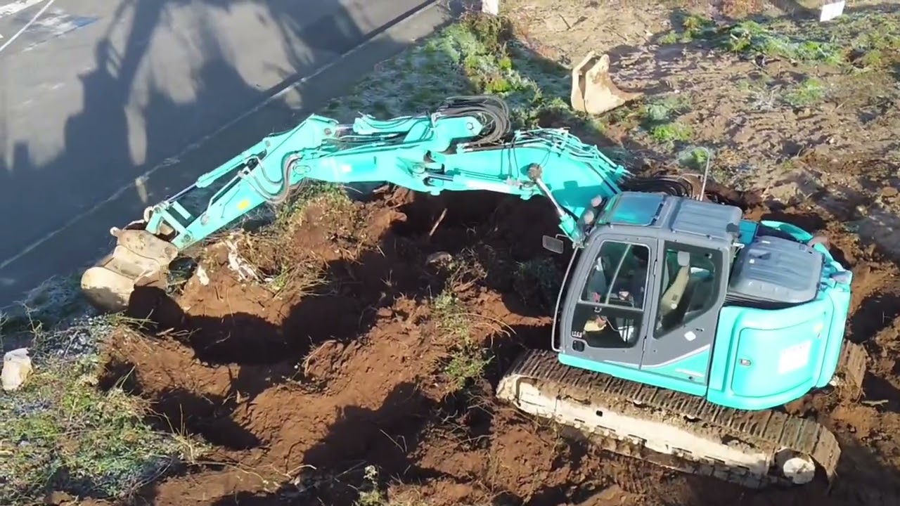 Terrassement avec l’ETA Henry avec une pelleteuse kobelco est un Fendt 720 one