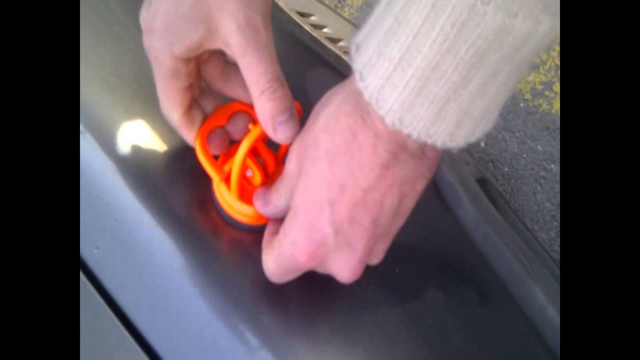 Wie man ein Auto Delle mit einem Saugnapf entfernen