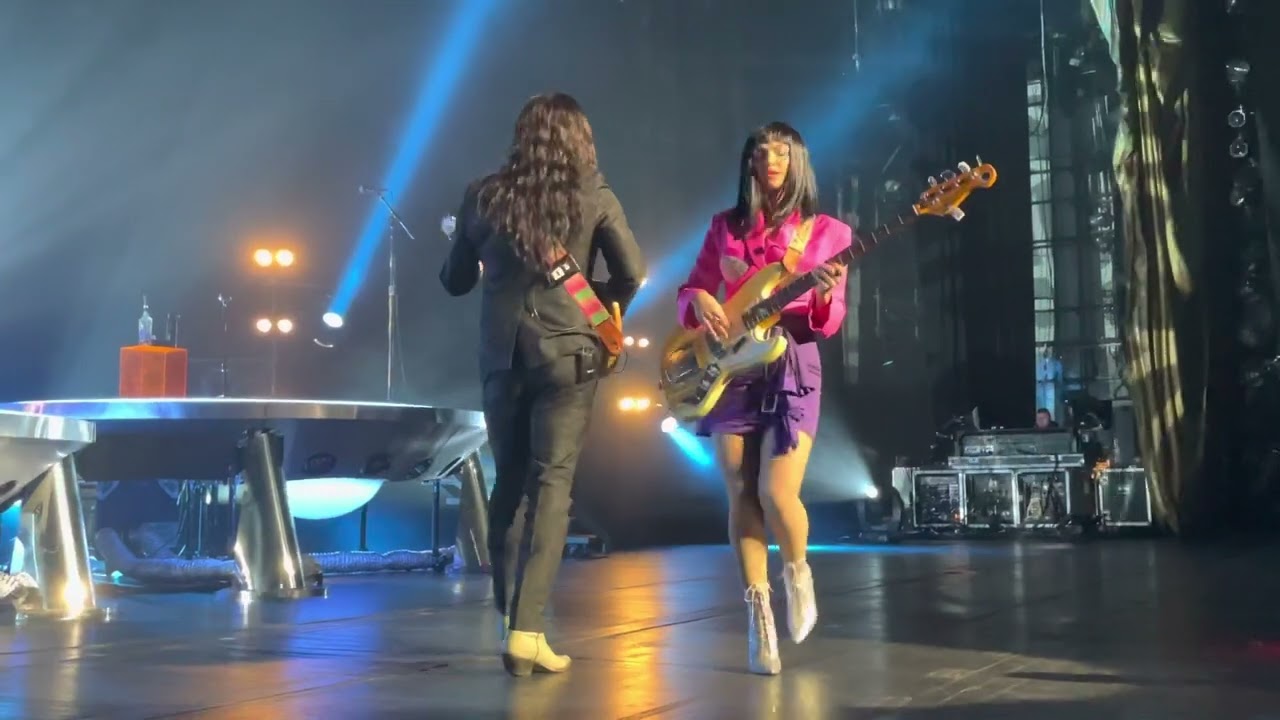 🚨 Khruangbin // 3/10/22 @ Radio City Music Hall // 🚨 intense heat alert