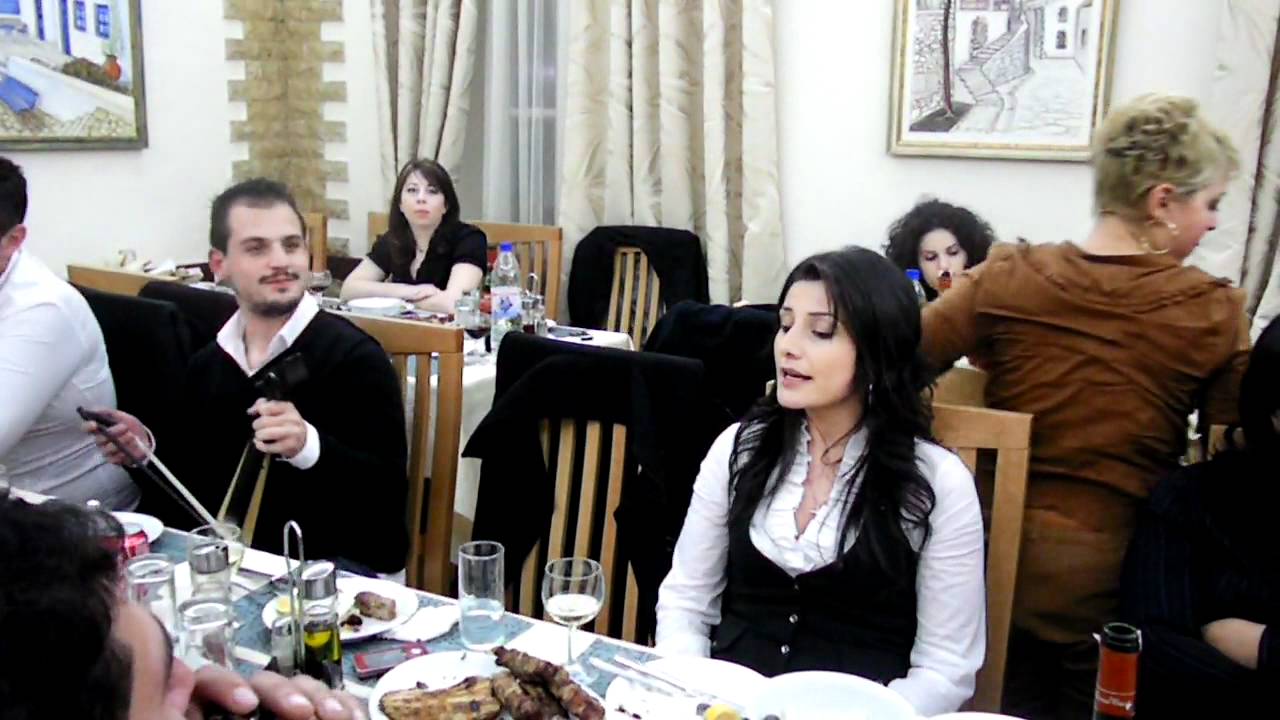 PELA NIKOLAIDOU -CYPRUS -  TRIA MAXAIRIA KSIMITA