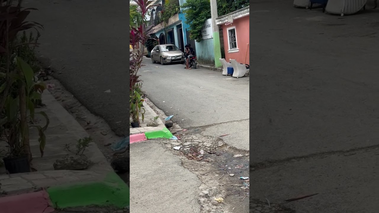 Miren que abuso el marido trabajando y ella con el chuky de  la moto