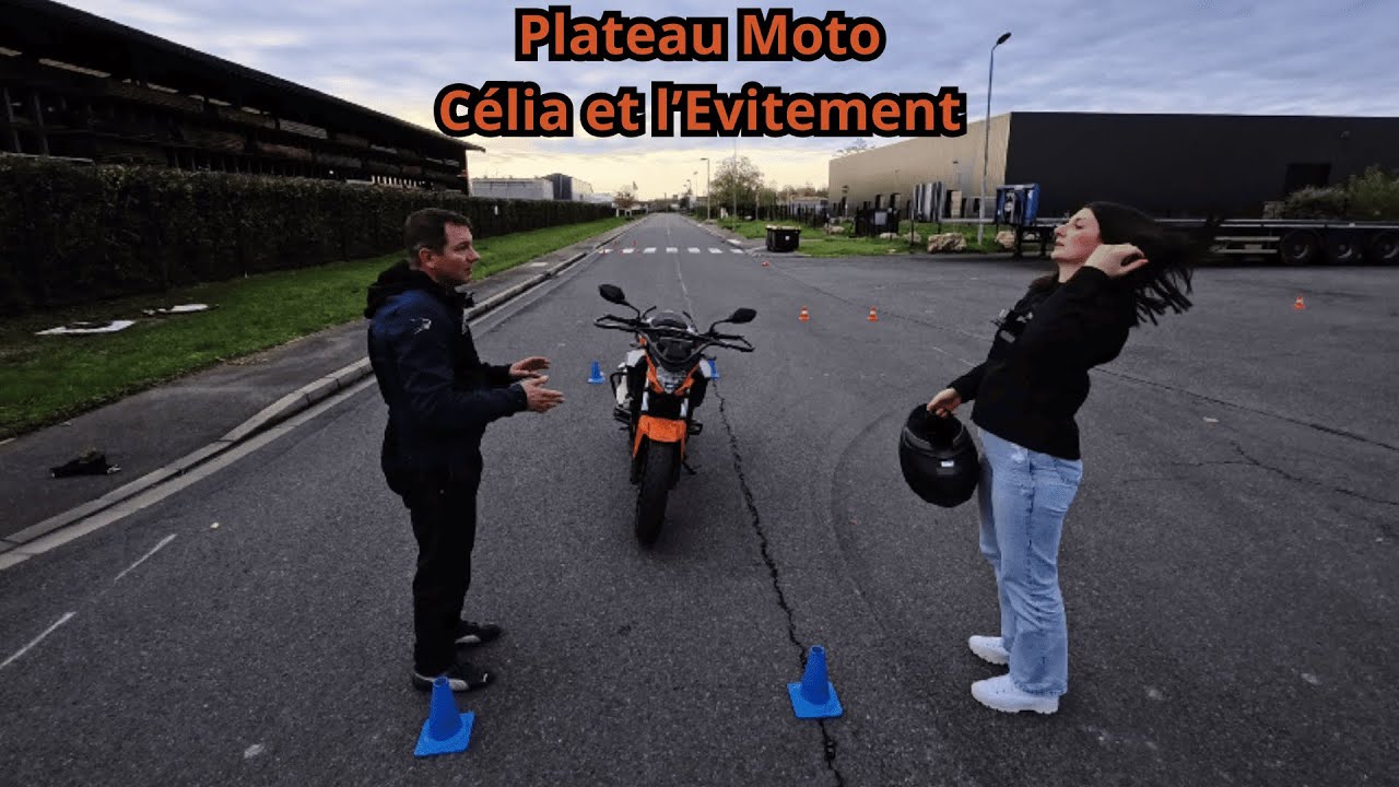 Célia progresse : Freinages d’Urgence, Slalom et Évitement pour l’Examen Moto