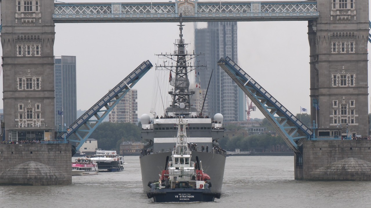 Japanese warship alongside HMS Belfast in London after Tower Bridge opens 🇯🇵 🇬🇧