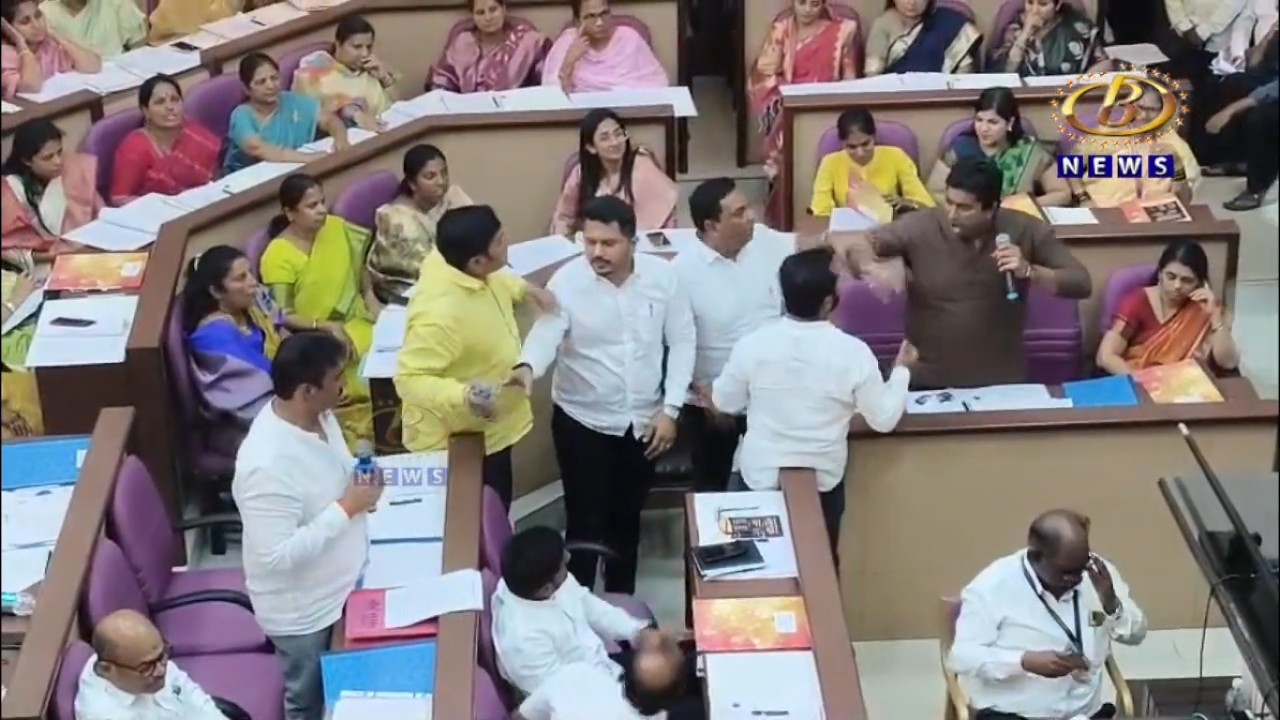 नगरसेवक शारंगधर देशमुख आणि आदिल फरास यांच्यात महापालिका सभेत वादावादी