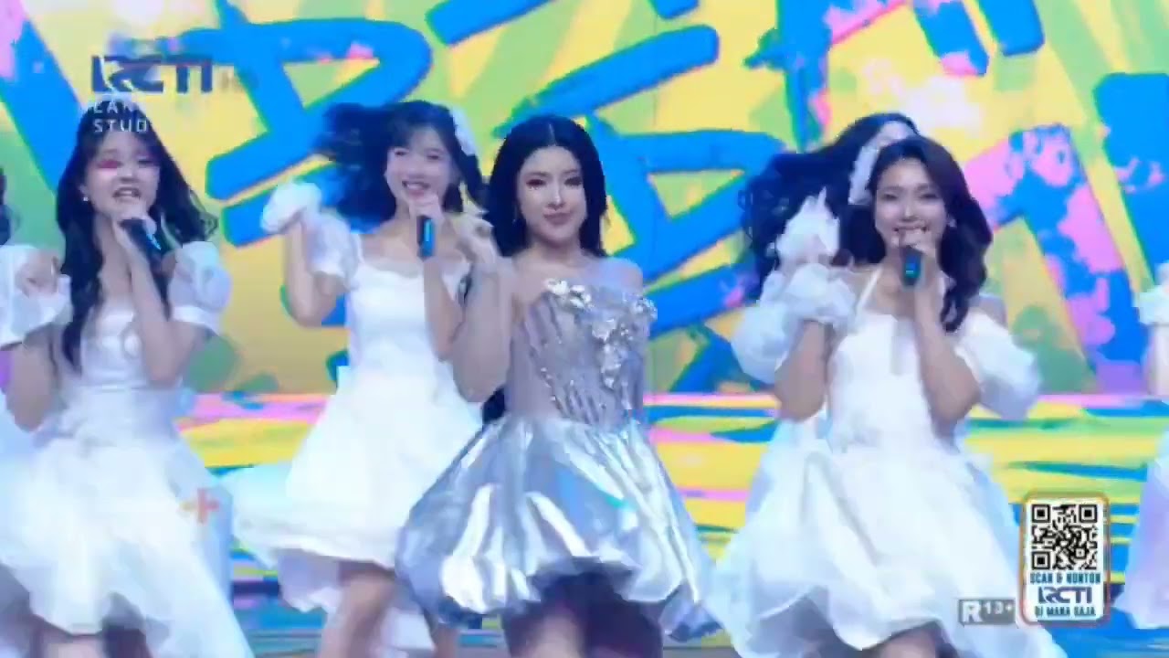 HEAVY ROTATION - JKT48 X TIARA ANDINI X EKA GUSTIWANA ( LIVE SELEBRASI SPEKTAKULER RCTI 36 ) 
