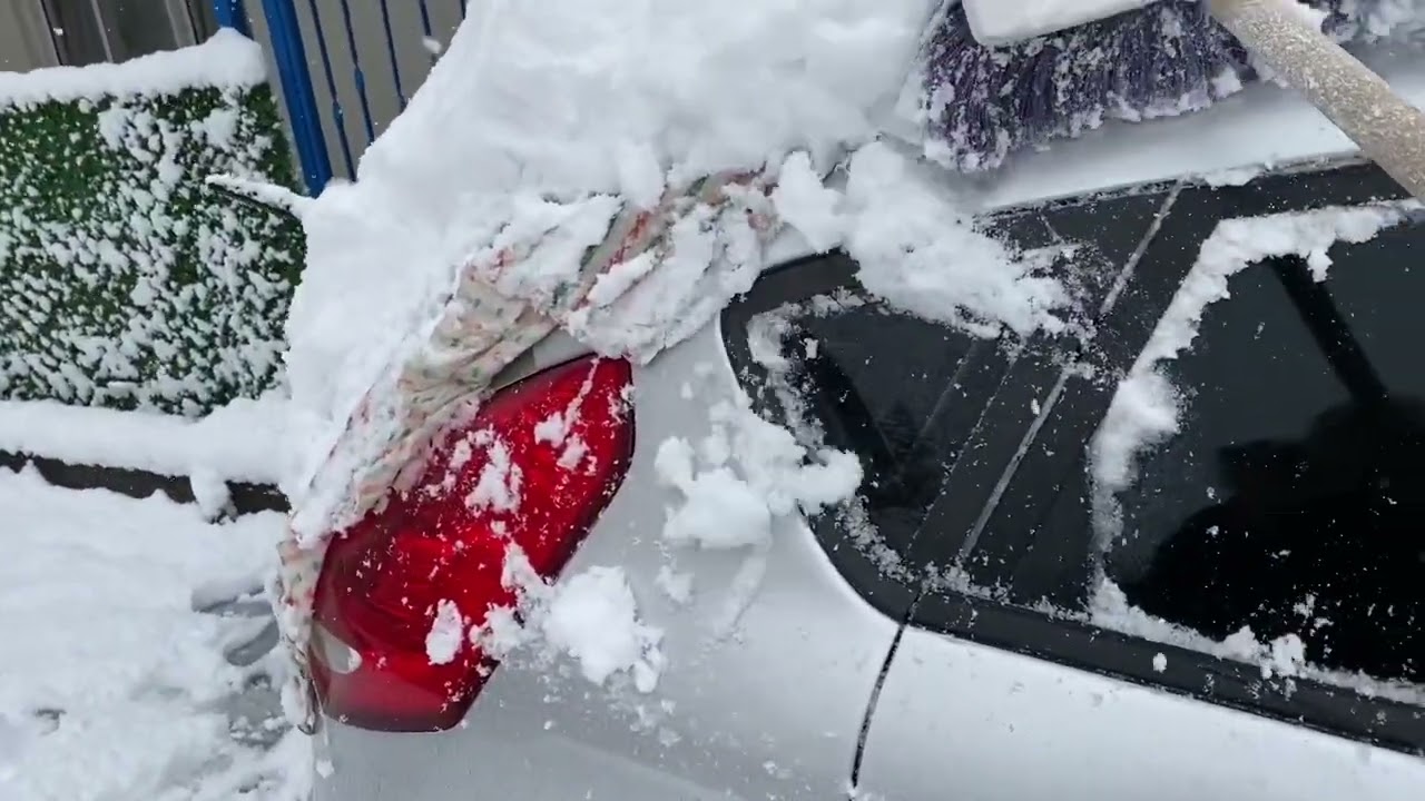 Karlar Altında Kalan Arabamı Temizledim