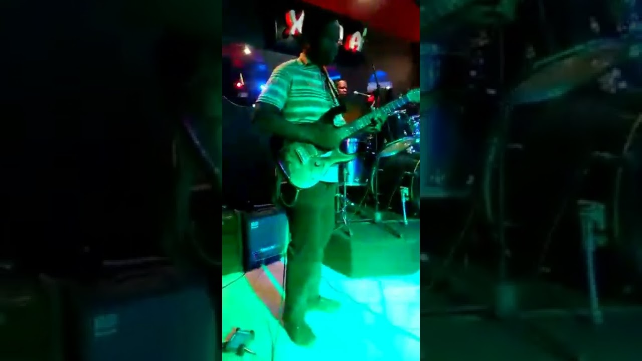 Rock Dellura solando e improvisando tributo Alexandre Langa do Bernardo Domingos no Xima