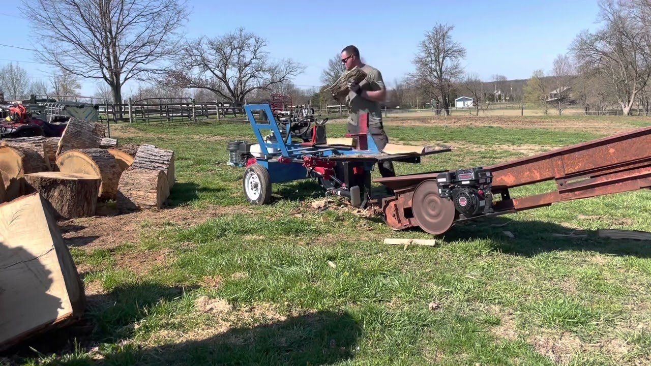 Tree service wood with Ramsplitter.