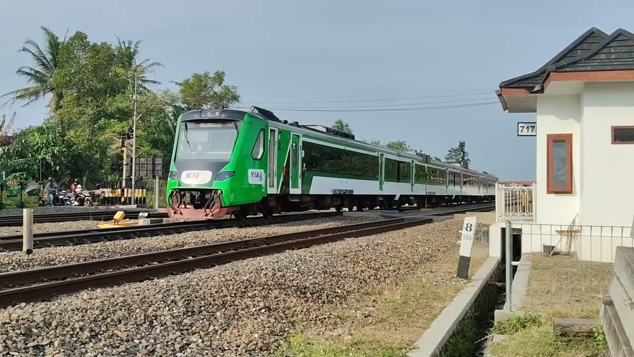 KA Bandara YIA XPress Berhenti di JPL717 Stasiun Rewulu - Momen Pagi