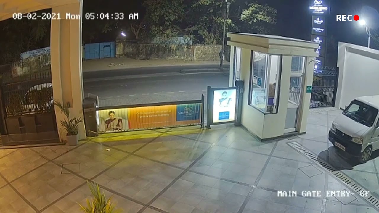 CCTV catches Lion entering Junagadh hotel | Lion viral video.