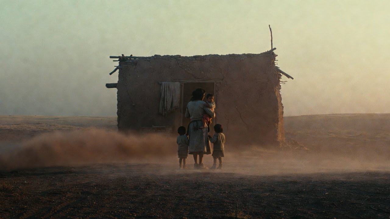 Sola con sus cuatro hijos, la viuda clamó por un milagro... y el destino la escuchó.