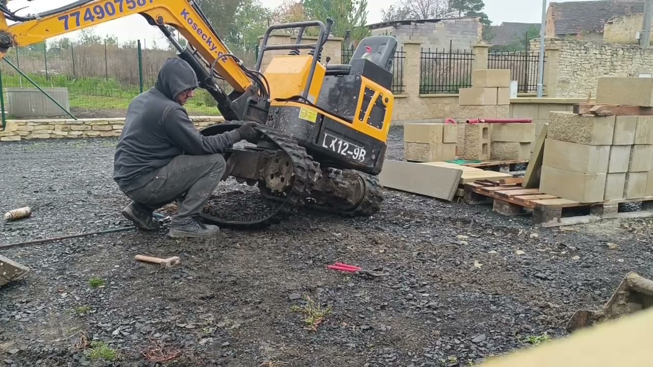 Výměna pásu na čínském minibagru 