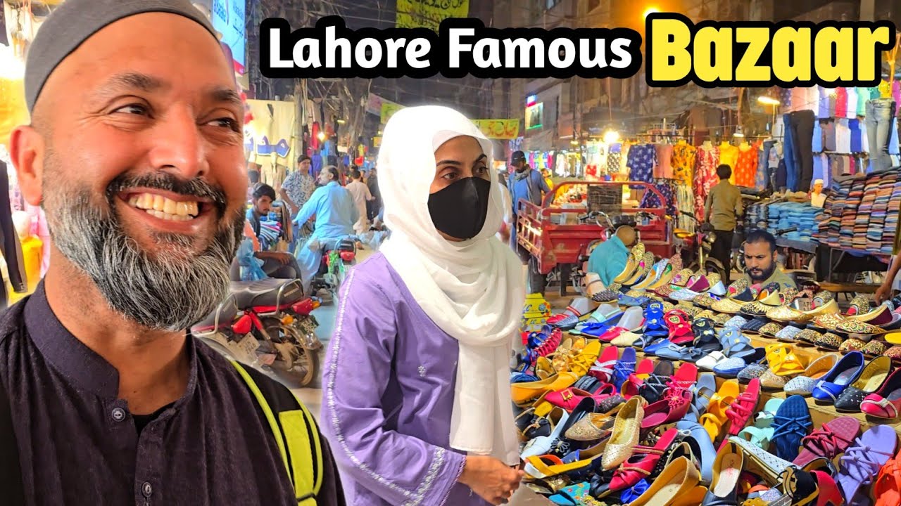 Enjoying Late Night Shopping In LAHORE | Famous Street Food 😋