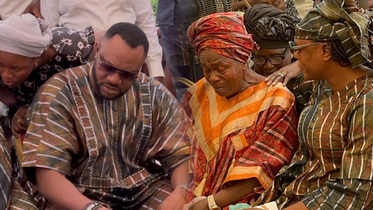 ODUNLADE ADEKOLA'S MUM BURST TO TEARS HEARING EUOLOGY OF HER LATE HUSBAND @ D SERVICE OF SONG PROGRM
