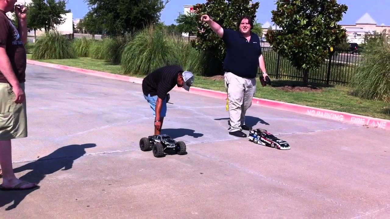 Traxxas FunnyCar VS Revo 3.3
