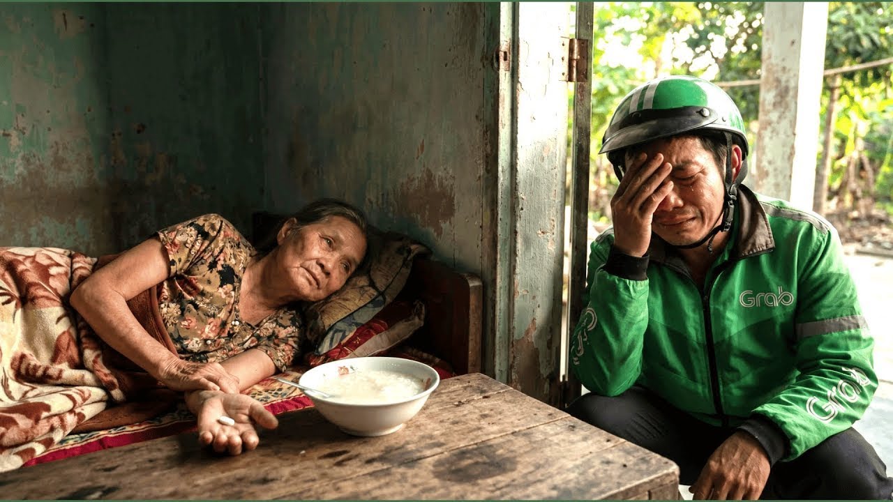 Tỷ Phú Giả Anh Xe Ôm Về Quê Thăm Mẹ, Bát Cháo Loãng Trong Đêm Khiến Anh Không Kìm Được Nước Mắt
