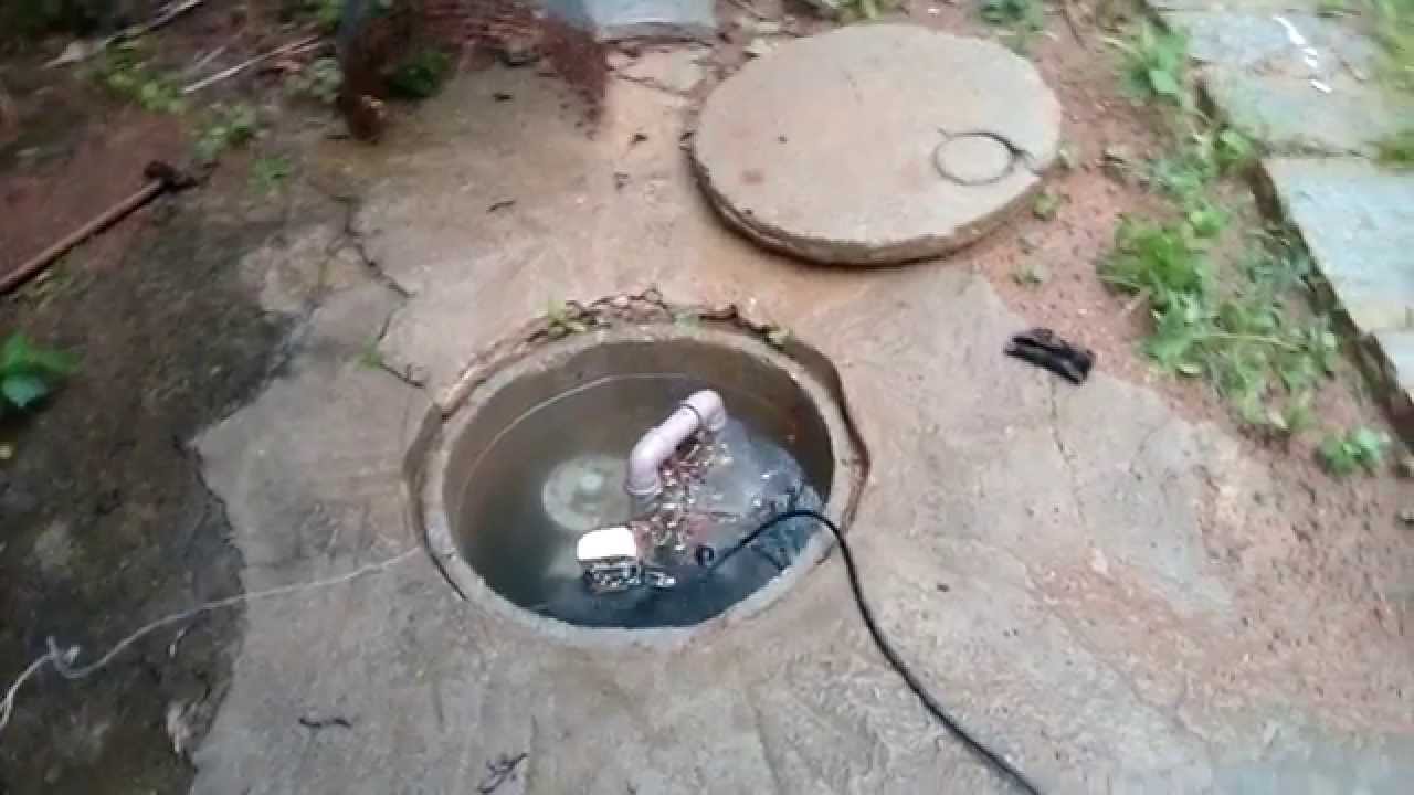 Chuva forte com bomba submersa trabalhando