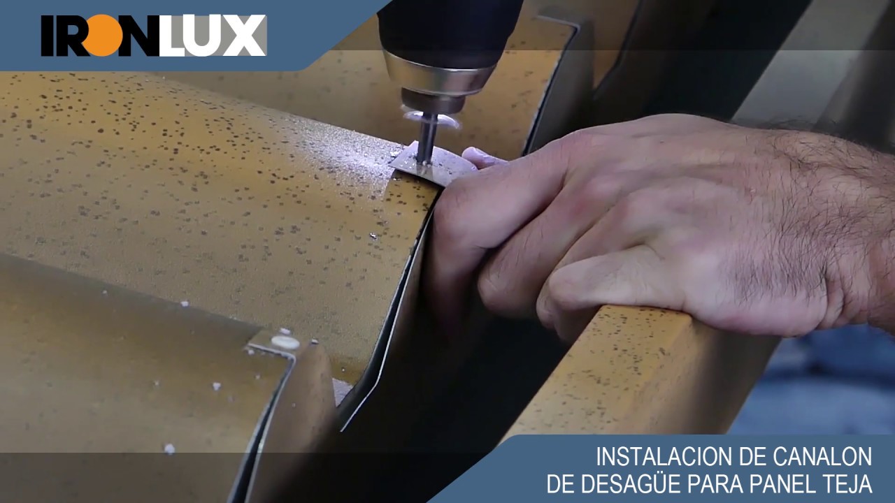 Cómo instalar un canalon de desague metálico en un panel sándwich