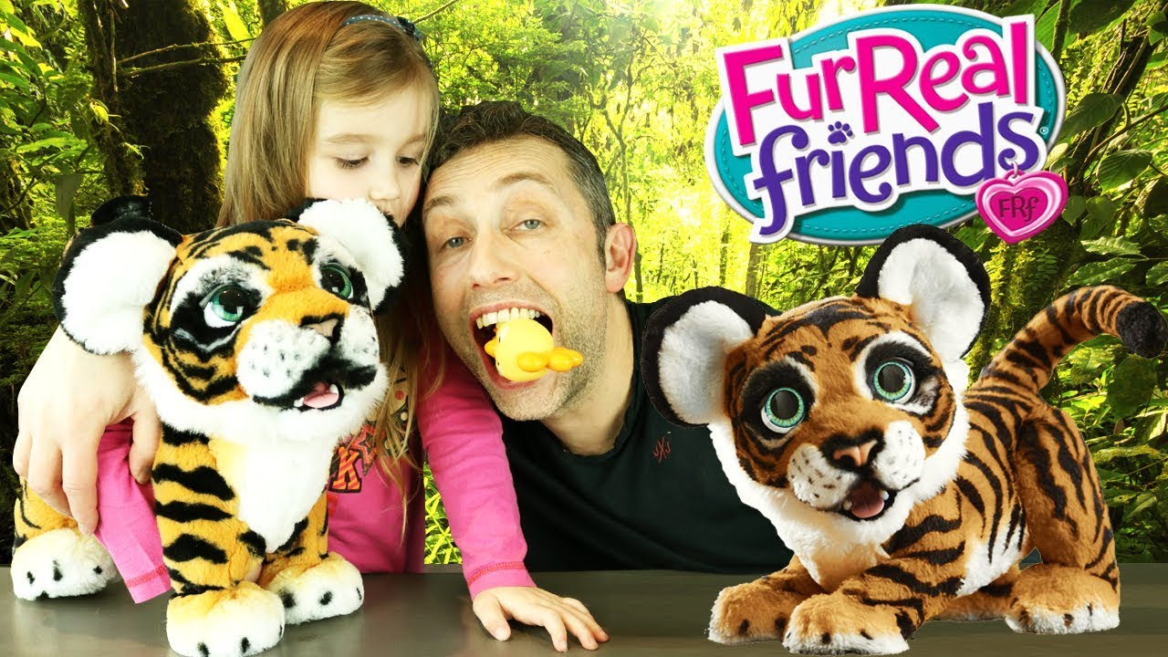 On adopte Tyler, un adorable petit tigre rugissant et joueur ! Peluche interactive Hasbro FurReal