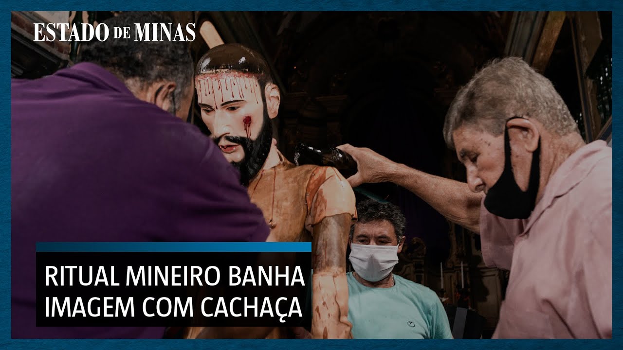 O ritual mineiro de banhar imagem sacra com cachaça