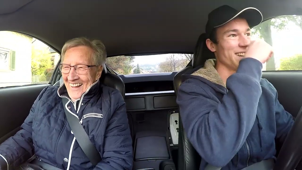 Oma fährt im 350Z Sportwagen