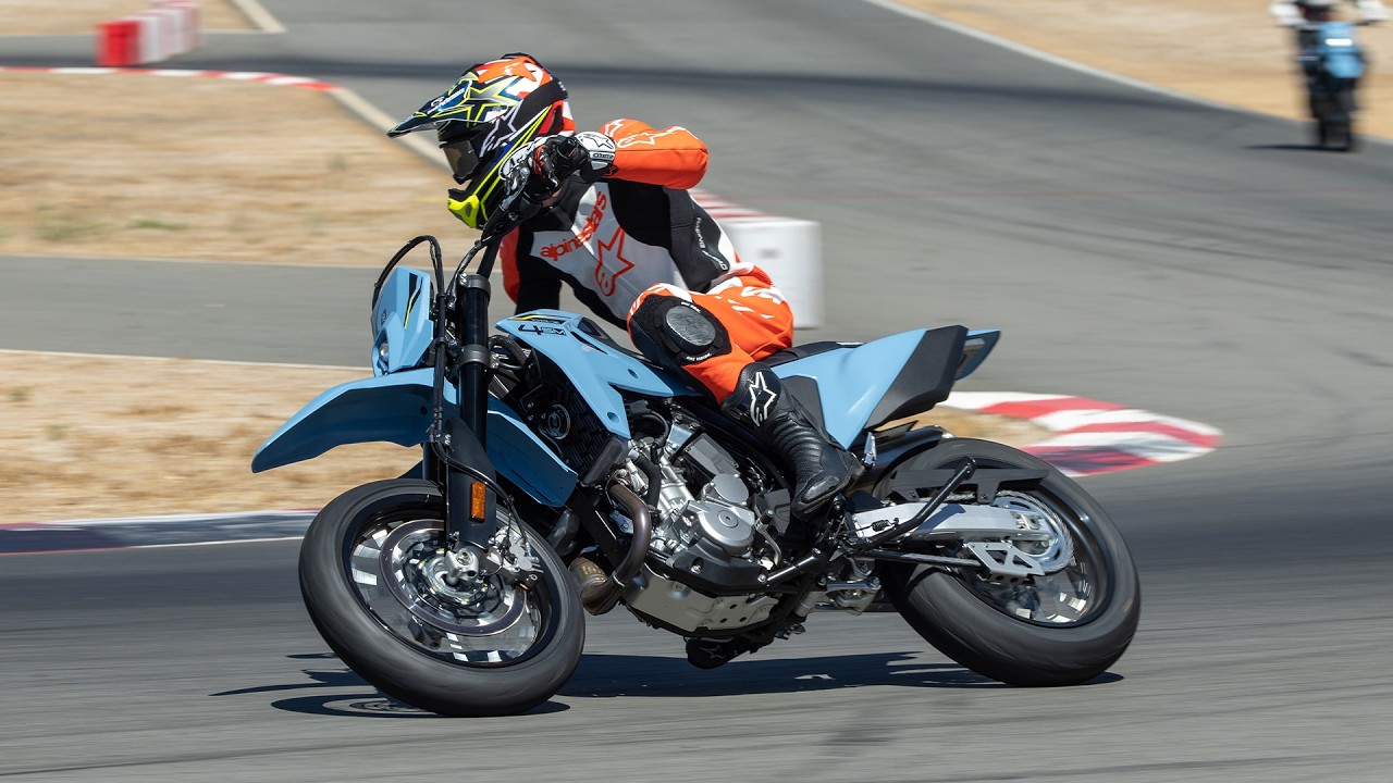 Suzuki DR-Z Supermoto вернулся, но стал ли он лучше? | Первая поездка на Suzuki DR-Z4SM 2025 года