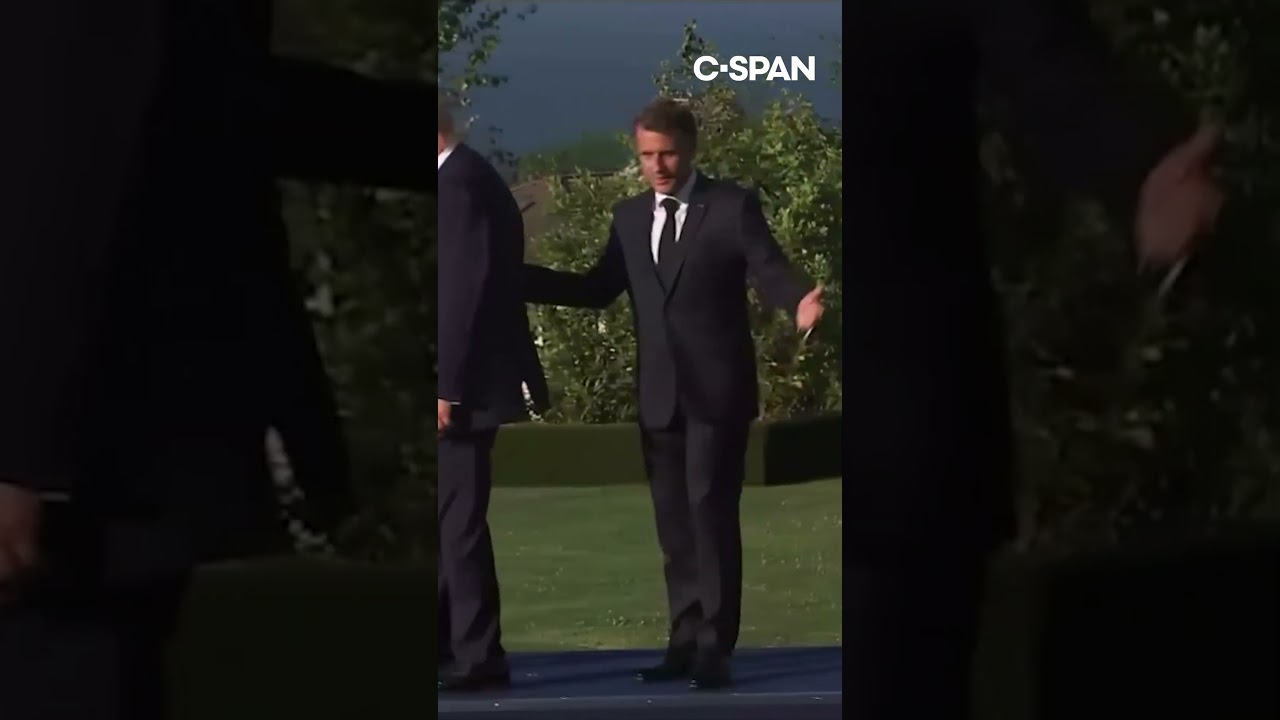 Trump & Macron pose for photo at G7 summit