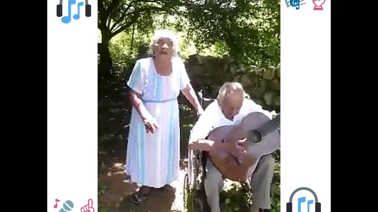 Pareja de Ancianos Alabando a Dios
