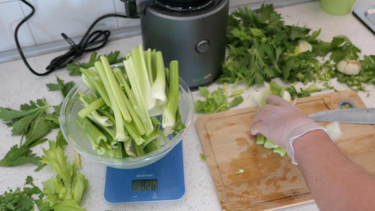 Real Juicing Challenge: Hurom H320N Slow Juicer vs 1kg of Celery!