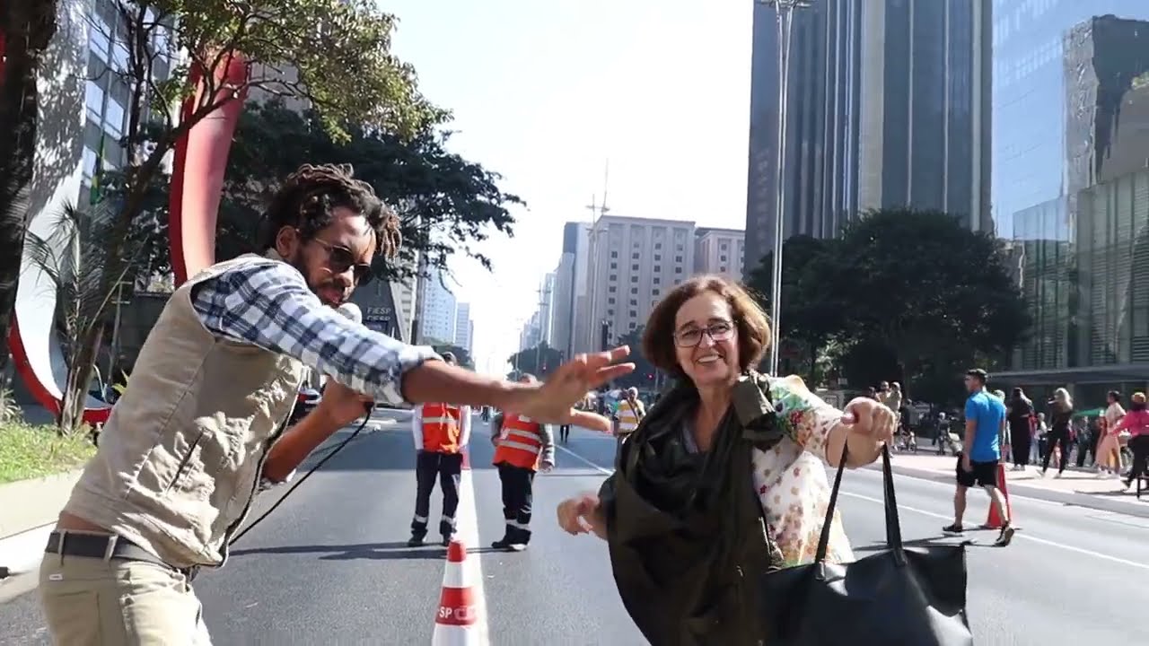 ESSA MULHER PERDEU A CABEÇA QUANDO E COMEÇOU DANÇAR ATE O CHÃO QUANDO DORME SUJO CANTAR