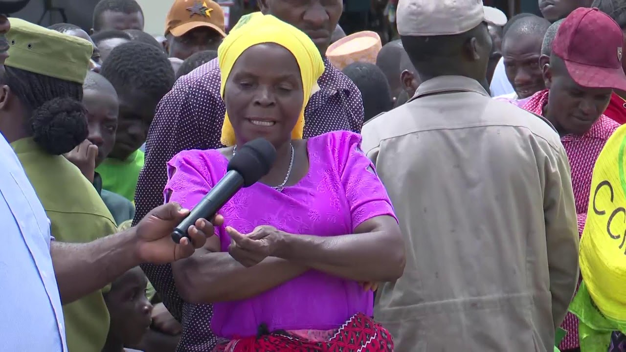 WAZIRI MKUU ANAWEKA JIWE LA MSINGI LA  UJENZI WA BARABARA KWAGIRA-KAREMA