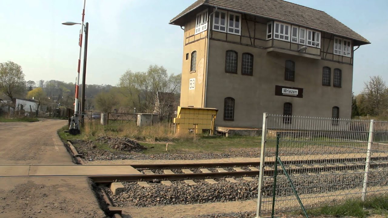 BÜ Wriezen - Zwei alte mechanische DDR Bahnübergänge