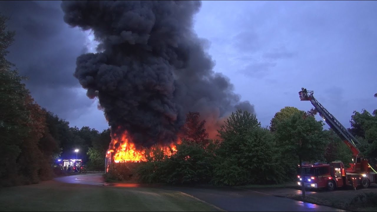 DOKU: [LAGERHALLE IM VOLLBRAND] ~ Gro&szlig;brand | Riesige schwarze Rauchwolke | Gro&szlig;alarm ~