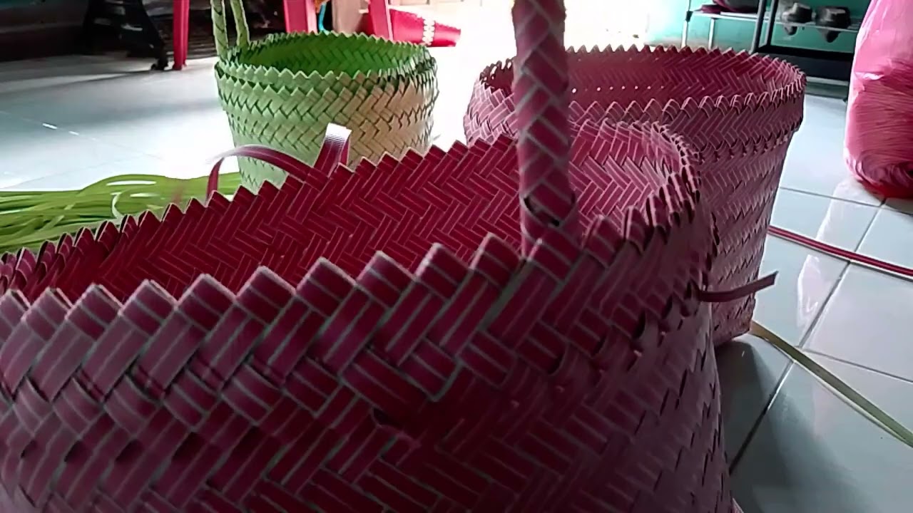 membuat tas anyaman dari bahan plastik bersama mbak yani