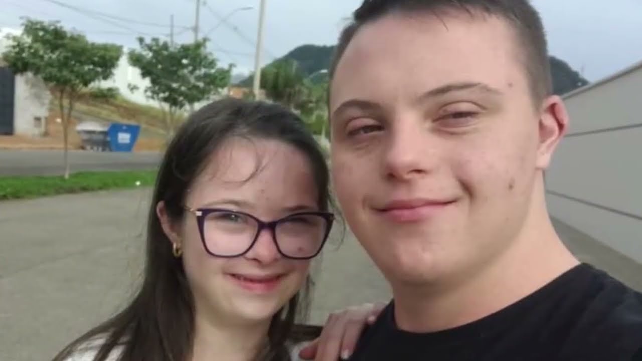 Síndrome de Down - amizade de infância se transforma em namoro