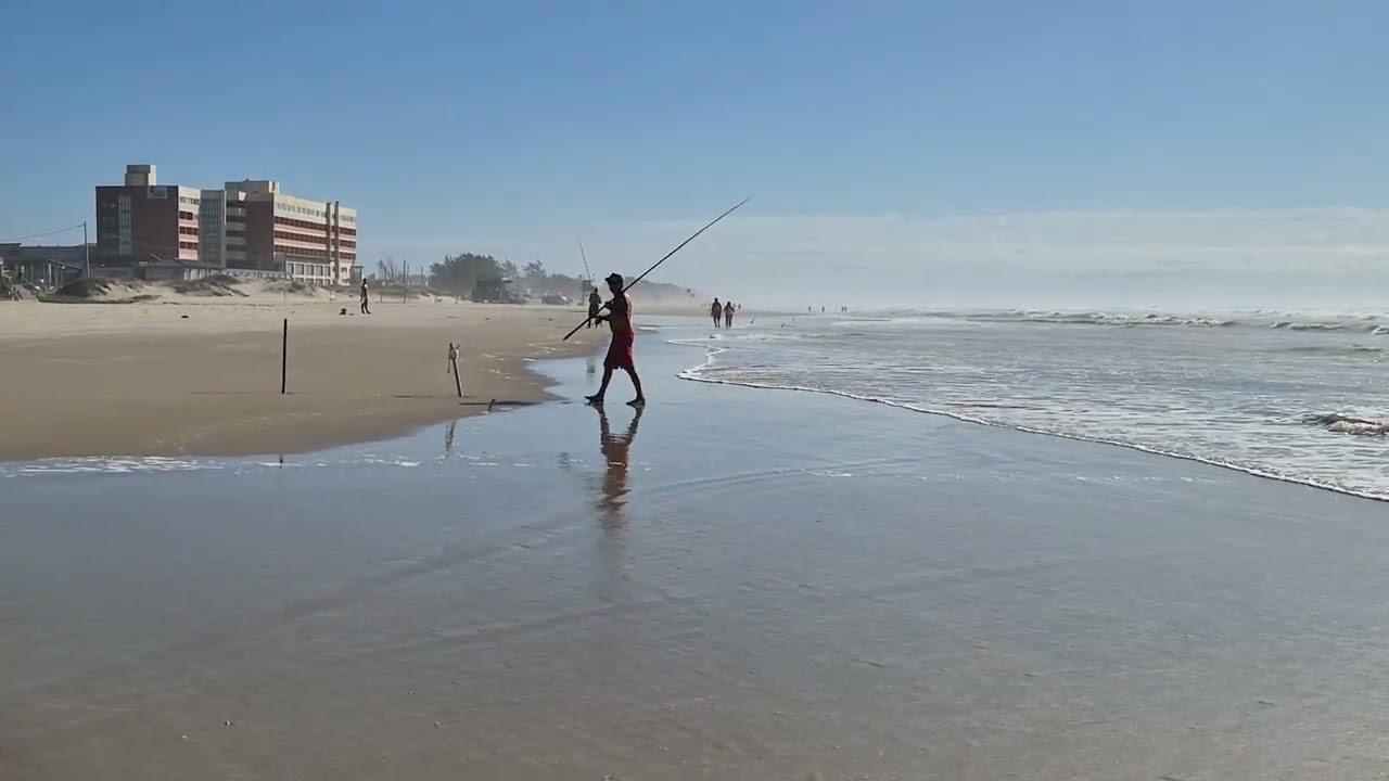 Céu azul e pescarias na manhã de quinta em Capão da Canoa