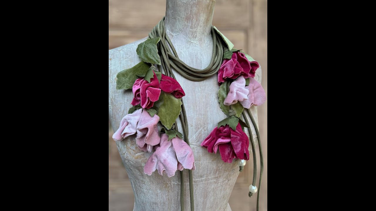 Collana o decorazione per borse ? Filo, foglia e fiore ricadente