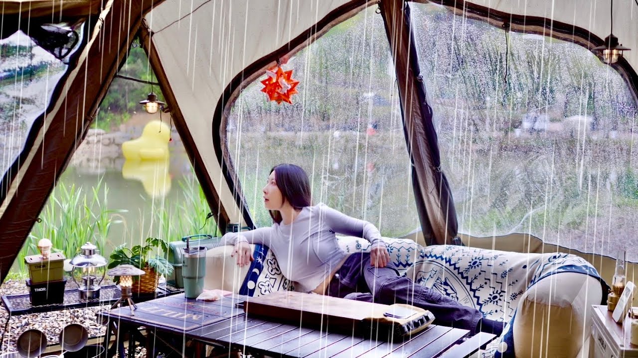 Корейская девушка в кемпинге HEAVY RAIN | Макгеолли на скалах и вечеринка Бунсик | ASMR