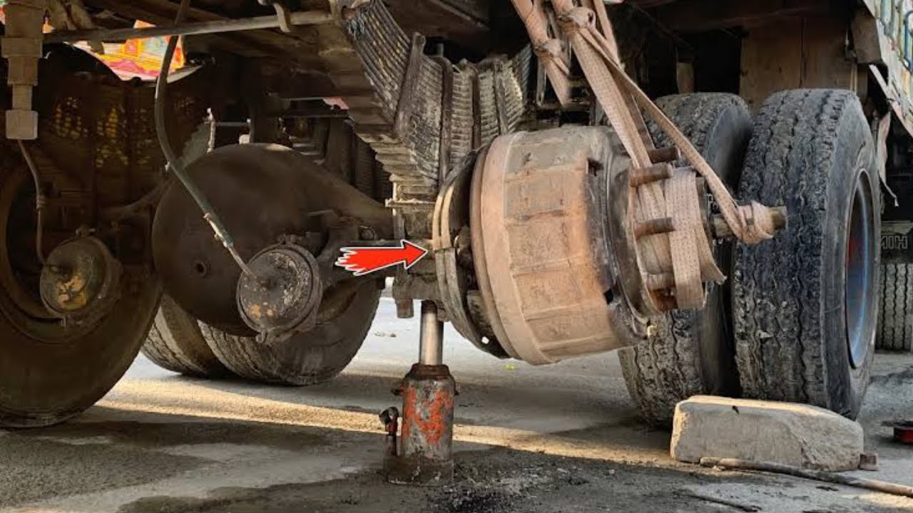 How To Fix a Axle on Mid Traffic || Quick and Efficient Roadside Truck Repair Techniques 