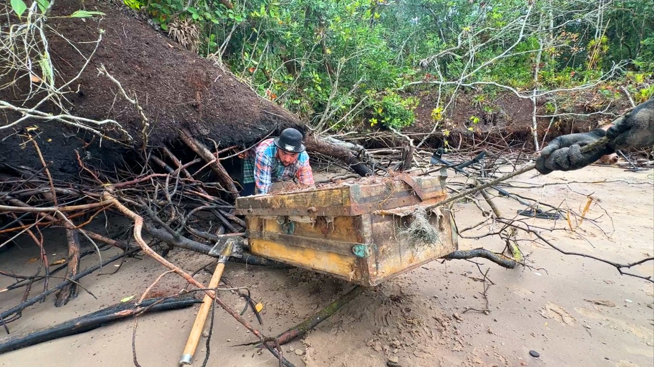 Maior Tesouro Pirata encontrado em ilha Abandonada Baú enorme